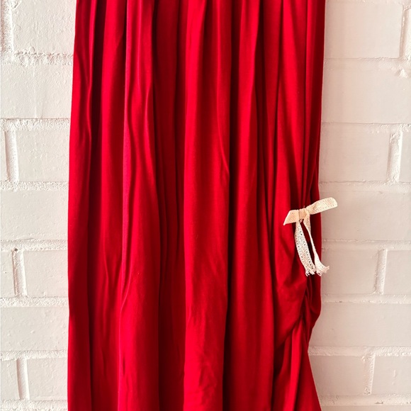 Red dress with lace accents - Picture 3 of 6